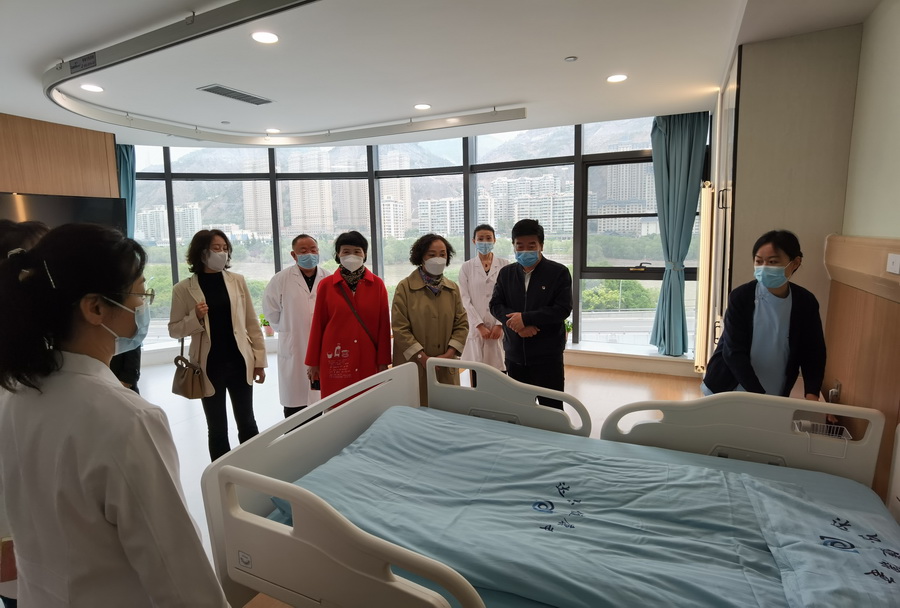 02黨委書記姜德民、校長任暉在甘肅達爾健康復醫院訪企拓崗_調整大小.jpg