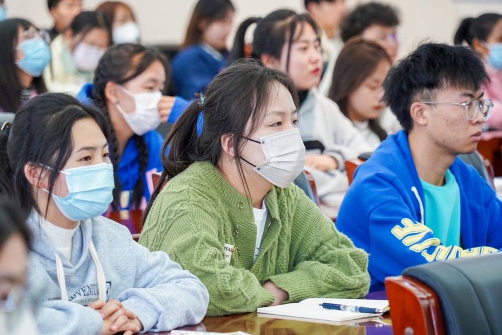 5-2023年3月6日   黨委副書記、校長任暉為全校團員干部講授開學第一課 (10)_調整大小.jpg